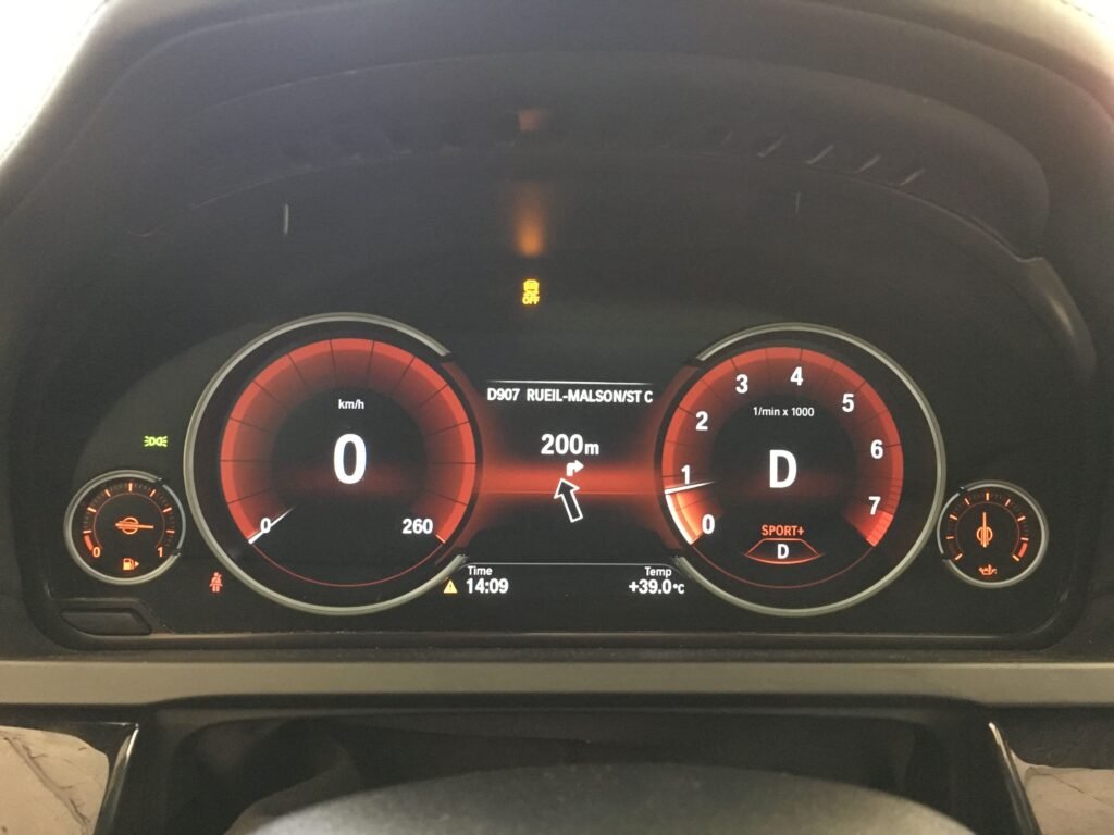 Nouveau tableau de bord BMW Black Panel 100% digital, installé sur la Série 750i F02