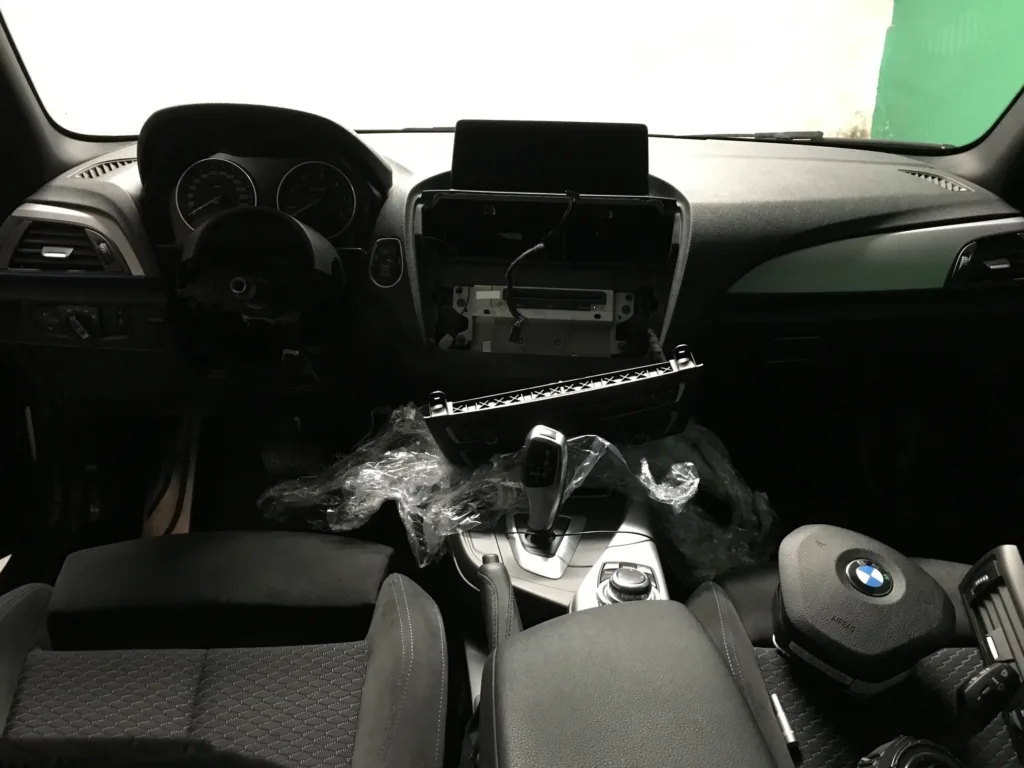 Volant BMW M Sport II à trois branches avec palettes, sur la Série 120D coupé – F21 pack M