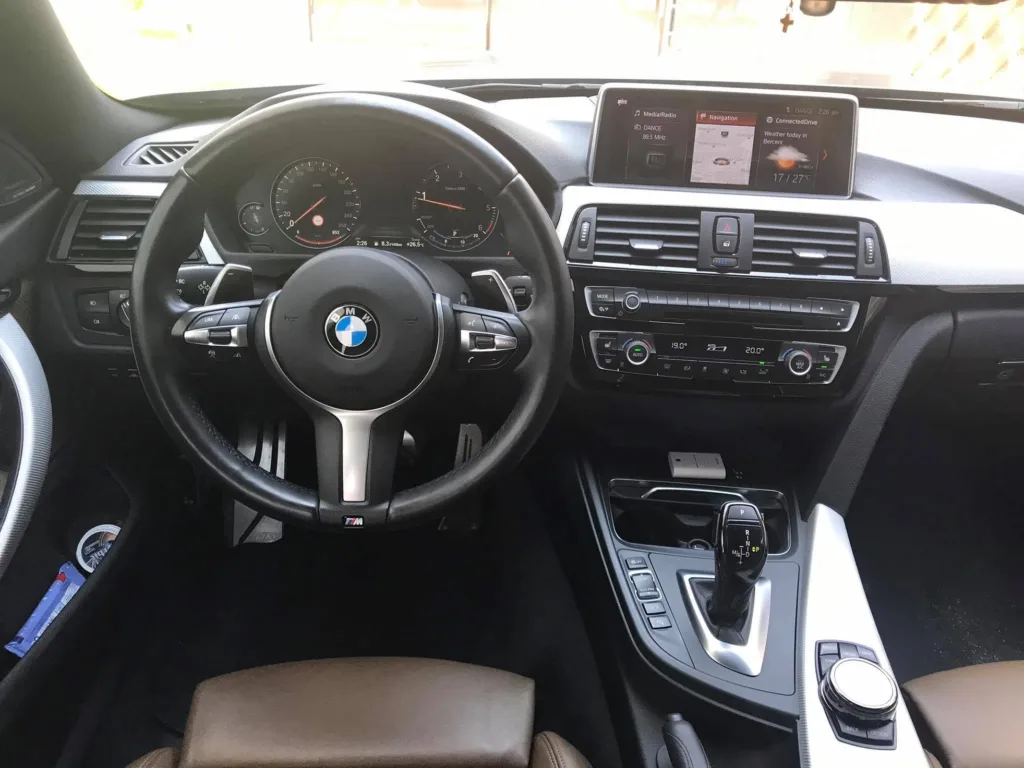 Compteur Black Panel 100% digital sur la BMW série 3 F30 de 2012