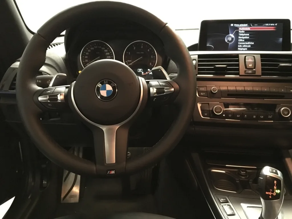 Volant BMW M Sport II à trois branches avec palettes, sur la Série 120D coupé – F21 pack M