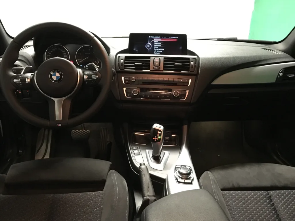Volant BMW M Sport II à trois branches avec palettes, sur la Série 120D coupé – F21 pack M
