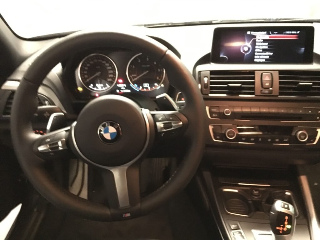 Volant BMW M Sport II à trois branches avec palettes, sur la Série 120D coupé – F21 pack M