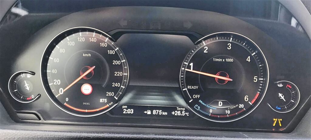 Compteur Black Panel 100% digital sur la BMW série 3 F30 de 2012
