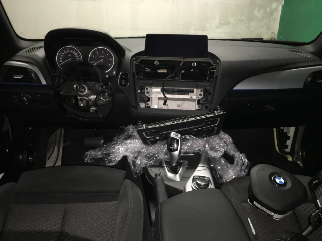 Volant BMW M Sport II à trois branches avec palettes, sur la Série 120D coupé – F21 pack M