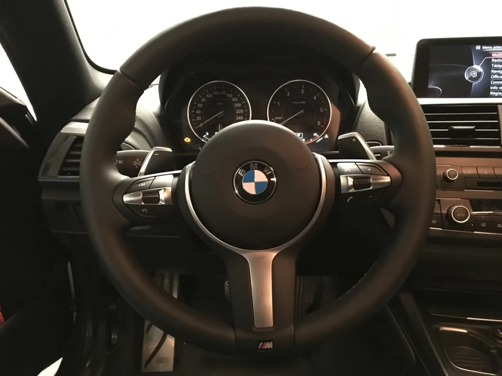 Volant BMW M Sport II à trois branches avec palettes, sur la Série 120D coupé – F21 pack M