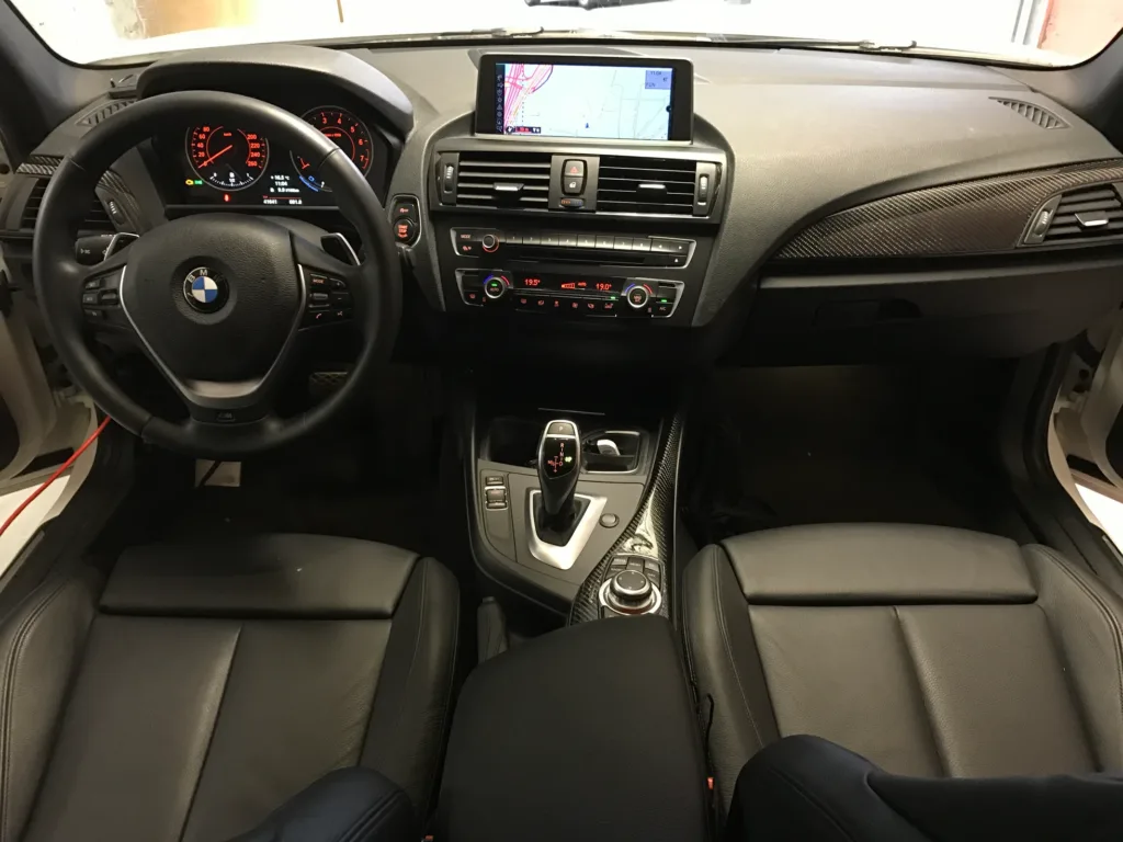 BMW M135i du 10-2012 avec Retrofits de 8 options catalogue BMW + une mise à jour complète du véhicule