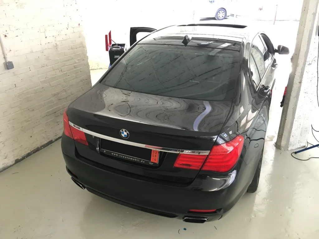 Nouveau tableau de bord BMW Black Panel 100% digital, installé sur la Série 750i F02