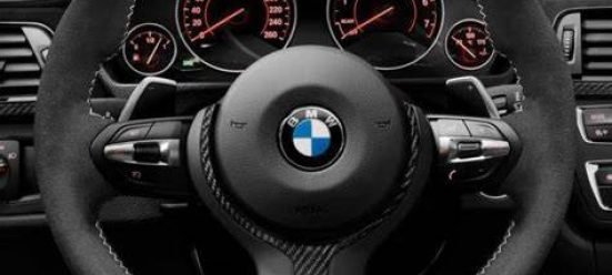 Volant M Performance II en alcantara avec cache Carbon German Retrofit Paris France